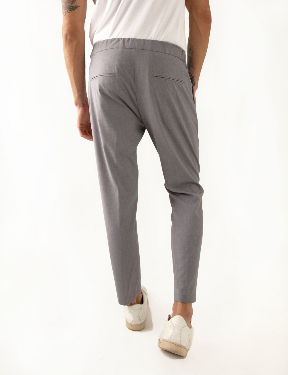 Pantaloni Ali mod.Partenope n.25 grigio  con doppia pinces indossato dettaglio retro