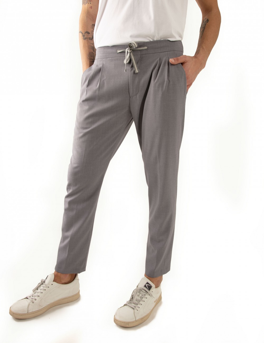 Pantaloni Ali mod.Partenope n.25 grigio  con doppia pinces indossato dettaglio frontale