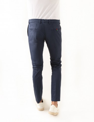 Pantaloni Raso mod.Chiaia N03 blu indossato dettaglio retro