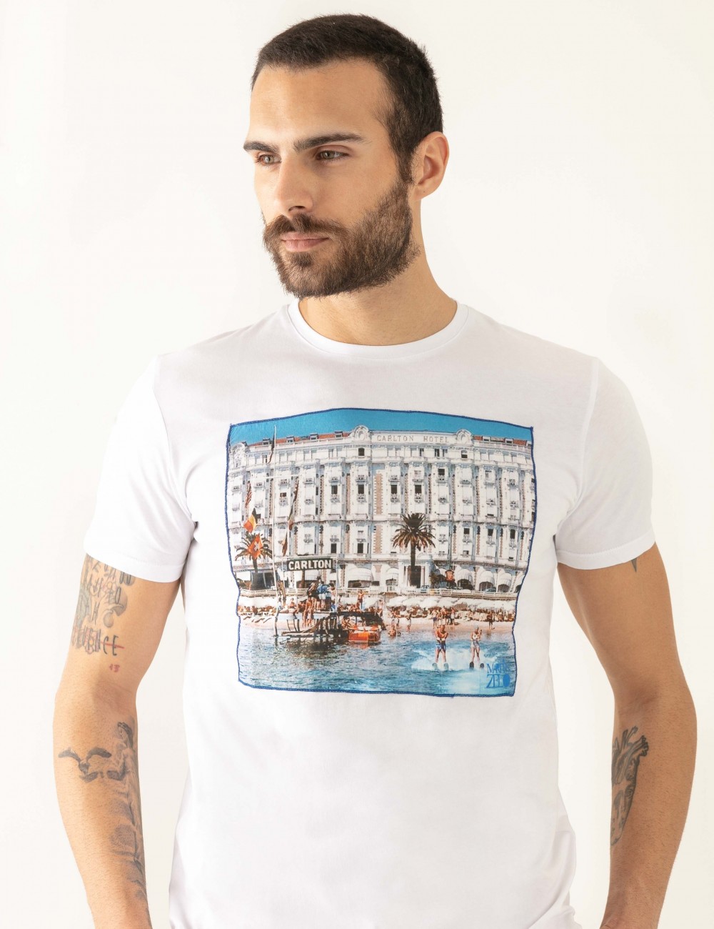T-shirt "CARL" bianca stampa Cannes in mussola di cotone indossata primo piano frontale